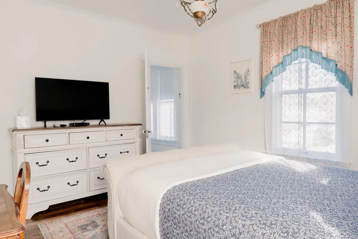 Shelley Room alternate angle showing room layout